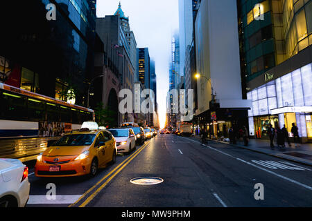 Der Blick auf die Straße von manhattanhenge auf 57th Street in Manhattan. Stockfoto