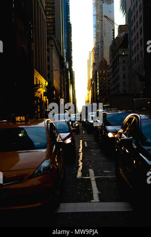 Der Blick auf die Straße von manhattanhenge auf 57th Street in Manhattan. Stockfoto