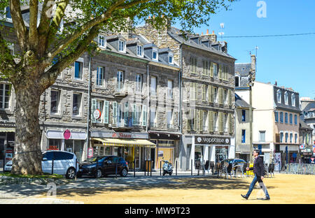 Man schreitet über die Stopfte sie Sand in einer Stadt, die als ein Pétanque-spiel in Saint Brieuc, Bretagne, Frankreich verwendet wird. Stockfoto