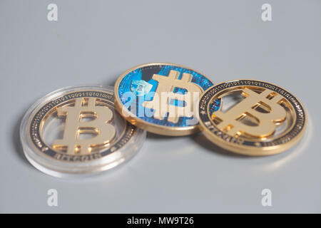 Bitcoins Crypto Währung auf grauem Hintergrund. Mining Konzept. Stockfoto