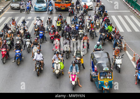 THAILAND - AUGUST 30 Bangkok Motorroller und Motorräder warten auf grünes Licht 30, 2017 in Bangkok, Thailand Stockfoto