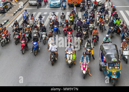 THAILAND - AUGUST 30 Bangkok Motorroller und Motorräder warten auf grünes Licht 30, 2017 in Bangkok, Thailand Stockfoto