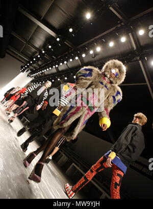 KTZ Herbst Winter Fashion Kollektion, pre Catwalk laufen durch auf der Landebahn während der London Fashion Week, 23. Februar 2011 Stockfoto