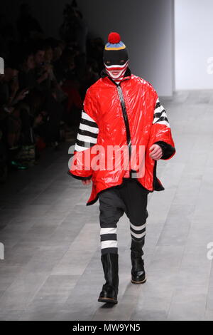 KTZ Herbst Winter Kollektion auf dem Laufsteg während der London Fashion Week, 23. Februar 2011 Stockfoto