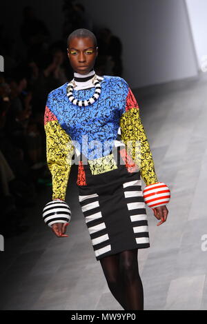 KTZ Herbst Winter Kollektion auf dem Laufsteg während der London Fashion Week, 23. Februar 2011 Stockfoto