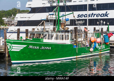 Der kommerzielle Fischfang Schiff 'Miss Jenna' angedockt Neben einem Seastreak Fähre in Vineyard Haven Hafen, im Tisbury, Massachusetts auf Martha's Vineyard. Stockfoto