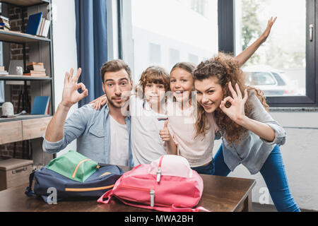 Eltern zeigen ok Zeichen mit Kids für rist Tag bereit, in der Schule Stockfoto