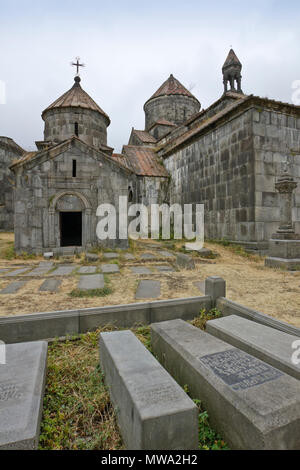 Mittelalterliche Gräber und Stein Gebäude, darunter die Kathedrale von surb Nishan und einer kleinen Kapelle, Kloster Haghpat, Armenien Stockfoto