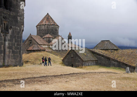 Menschen gehen inmitten der mittelalterlichen Gebäude des Klosters Haghpat, Armenien Stockfoto