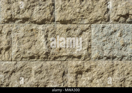 Ein Fragment einer Wand aus Kalkstein Stein beige für den Einsatz als Hintergrund. Stockfoto