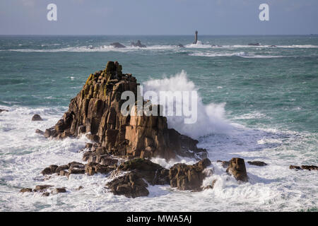 Die bewaffneten Ritter und Longships Leuchtturm bei Land's End Stockfoto