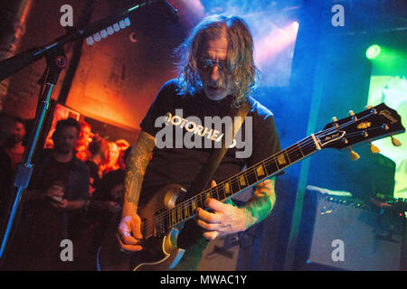 Norwegen, Oslo - 23. Mai 2018. Die amerikanische Stoner Rock Band Monster Magnet führt ein Live Konzert bei Blå in Oslo. Hier Gitarrist Phil Caivano gesehen wird live auf der Bühne. (Foto: Gonzales Foto - Brokvam Kjell). Stockfoto