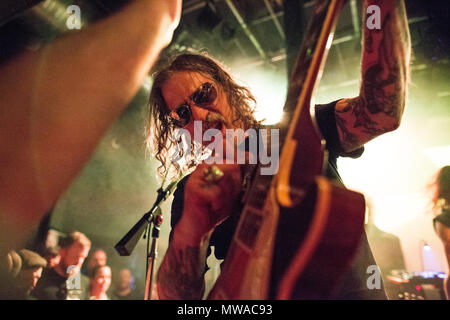 Norwegen, Oslo - 23. Mai 2018. Die amerikanische Stoner Rock Band Monster Magnet führt ein Live Konzert bei Blå in Oslo. Hier Gitarrist Phil Caivano gesehen wird live auf der Bühne. (Foto: Gonzales Foto - Brokvam Kjell). Stockfoto