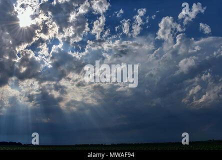 Nur vor einem Sturm die Sonnenstrahlen durch die Wolken schießt Stockfoto