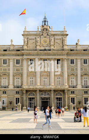 Detail der Lamp Post im Hof des Königspalastes Palacio Real de Madrid. offizielle Residenz der spanischen Königsfamilie. Calle de Bailen, Mad Stockfoto