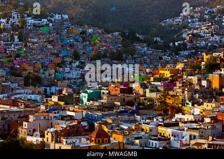 Die Aussicht von dem Berg über GUANAJUATO ist ein großartiger Ort, um die Stadt bei Sonnenuntergang zu sehen - Mexiko Stockfoto