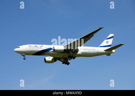 Eine El-Al Israel Airlines Boeing 777-200Flugzeuge, Registriernummer 4X-ECA, da es Ansätze einer Landung. Stockfoto