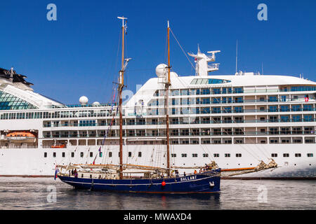 Tall Ships Race Bergen 2014. Die niederländischen Schoner 'galant' Eingabe Bergen Hafen, vor kreuzfahrtschiff Seabourn Quest. Stockfoto