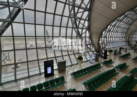 Thai Airways Flugzeug wie von der Abfahrt Terminal gesehen. Flughafen Suvarnabhumi. Bangkok. Thailand Stockfoto