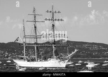 Tall Ships Race Bergen, Norwegen 2014. Norwegische 3-Mast Bark ''Statsraad Lehmkuhl'' Ankunft Byfjorden, Bergen mit einer Armada von kleinen Booten. Stockfoto