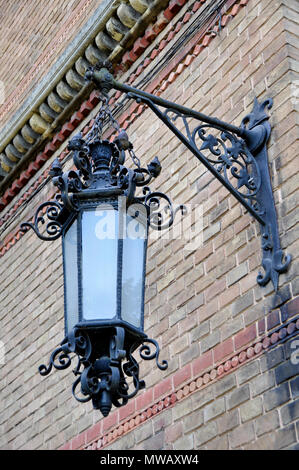 Dekorative Laterne auf einem alten Backsteingebäude Stockfoto