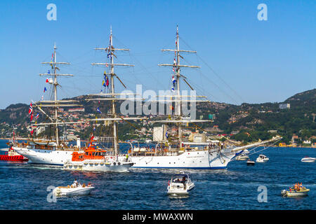 Tall Ships Race Bergen, Norwegen 2014. Norwegische volle manipulierten Schiff 'Christian Radich' Eingabe Bergen Hafen. Stockfoto