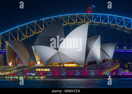 Spezielle Beleuchtung schmückt den Bogen von Sydney Harbour Bridge als Teil der 2017 "Vivid Sydney" Festival. Die beliebte jährliche Veranstaltung, am Ufer des Hafens von Sydney abgehalten und war zuvor als lebendiges Festival bekannt, läuft von 26. Mai bis 17. Juni 2017. Stockfoto