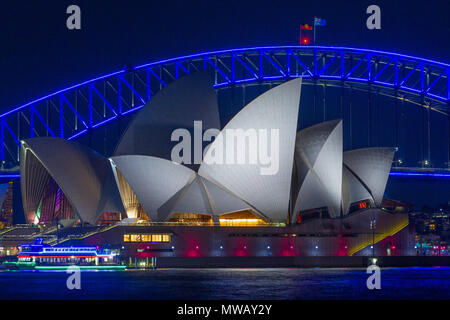 Spezielle Beleuchtung schmückt den Bogen von Sydney Harbour Bridge als Teil der 2017 "Vivid Sydney" Festival. Die beliebte jährliche Veranstaltung, am Ufer des Hafens von Sydney abgehalten und war zuvor als lebendiges Festival bekannt, läuft von 26. Mai bis 17. Juni 2017. Stockfoto