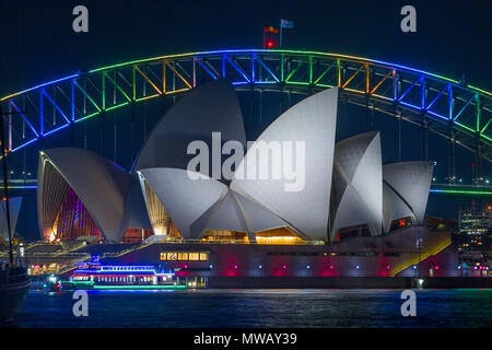 Spezielle Beleuchtung schmückt den Bogen von Sydney Harbour Bridge als Teil der 2017 "Vivid Sydney" Festival. Die beliebte jährliche Veranstaltung, am Ufer des Hafens von Sydney abgehalten und war zuvor als lebendiges Festival bekannt, läuft von 26. Mai bis 17. Juni 2017. Stockfoto