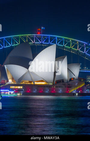 Spezielle Beleuchtung schmückt den Bogen von Sydney Harbour Bridge als Teil der 2017 "Vivid Sydney" Festival. Die beliebte jährliche Veranstaltung, am Ufer des Hafens von Sydney abgehalten und war zuvor als lebendiges Festival bekannt, läuft von 26. Mai bis 17. Juni 2017. Stockfoto