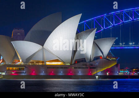 Spezielle Beleuchtung schmückt den Bogen von Sydney Harbour Bridge als Teil der 2017 "Vivid Sydney" Festival. Die beliebte jährliche Veranstaltung, am Ufer des Hafens von Sydney abgehalten und war zuvor als lebendiges Festival bekannt, läuft von 26. Mai bis 17. Juni 2017. Stockfoto