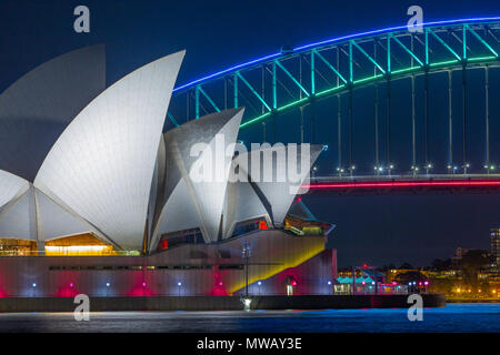 Spezielle Beleuchtung schmückt den Bogen von Sydney Harbour Bridge als Teil der 2017 "Vivid Sydney" Festival. Die beliebte jährliche Veranstaltung, am Ufer des Hafens von Sydney abgehalten und war zuvor als lebendiges Festival bekannt, läuft von 26. Mai bis 17. Juni 2017. Stockfoto