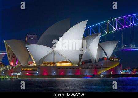 Spezielle Beleuchtung schmückt den Bogen von Sydney Harbour Bridge als Teil der 2017 "Vivid Sydney" Festival. Die beliebte jährliche Veranstaltung, am Ufer des Hafens von Sydney abgehalten und war zuvor als lebendiges Festival bekannt, läuft von 26. Mai bis 17. Juni 2017. Stockfoto