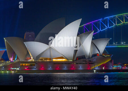 Spezielle Beleuchtung schmückt den Bogen von Sydney Harbour Bridge als Teil der 2017 "Vivid Sydney" Festival. Die beliebte jährliche Veranstaltung, am Ufer des Hafens von Sydney abgehalten und war zuvor als lebendiges Festival bekannt, läuft von 26. Mai bis 17. Juni 2017. Stockfoto