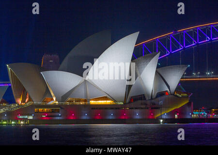 Spezielle Beleuchtung schmückt den Bogen von Sydney Harbour Bridge als Teil der 2017 "Vivid Sydney" Festival. Die beliebte jährliche Veranstaltung, am Ufer des Hafens von Sydney abgehalten und war zuvor als lebendiges Festival bekannt, läuft von 26. Mai bis 17. Juni 2017. Stockfoto