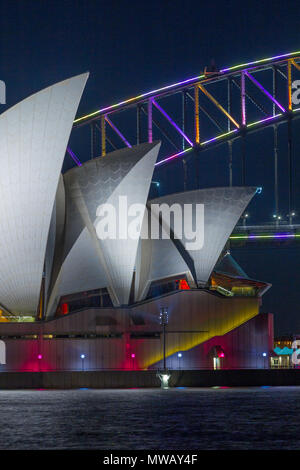 Spezielle Beleuchtung schmückt den Bogen von Sydney Harbour Bridge als Teil der 2017 "Vivid Sydney" Festival. Die beliebte jährliche Veranstaltung, am Ufer des Hafens von Sydney abgehalten und war zuvor als lebendiges Festival bekannt, läuft von 26. Mai bis 17. Juni 2017. Stockfoto