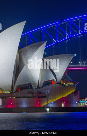 Spezielle Beleuchtung schmückt den Bogen von Sydney Harbour Bridge als Teil der 2017 "Vivid Sydney" Festival. Die beliebte jährliche Veranstaltung, am Ufer des Hafens von Sydney abgehalten und war zuvor als lebendiges Festival bekannt, läuft von 26. Mai bis 17. Juni 2017. Stockfoto