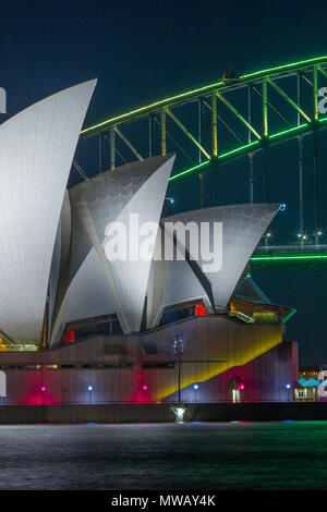 Spezielle Beleuchtung schmückt den Bogen von Sydney Harbour Bridge als Teil der 2017 "Vivid Sydney" Festival. Die beliebte jährliche Veranstaltung, am Ufer des Hafens von Sydney abgehalten und war zuvor als lebendiges Festival bekannt, läuft von 26. Mai bis 17. Juni 2017. Stockfoto