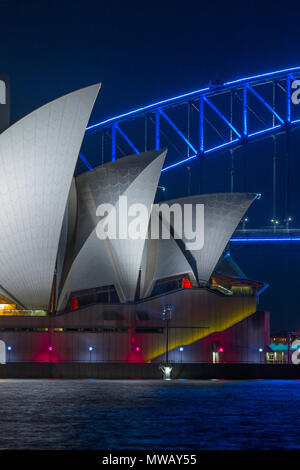 Spezielle Beleuchtung schmückt den Bogen von Sydney Harbour Bridge als Teil der 2017 "Vivid Sydney" Festival. Die beliebte jährliche Veranstaltung, am Ufer des Hafens von Sydney abgehalten und war zuvor als lebendiges Festival bekannt, läuft von 26. Mai bis 17. Juni 2017. Stockfoto