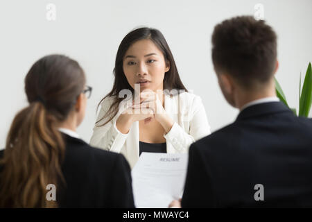 Zuversichtlich, dass Antragsteller bei Job Interview mit diversen hr Mann lächelnd Stockfoto