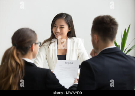 Sicher schöne Tausendjährigen asiatischen Antragsteller bei Job in Lächeln Stockfoto