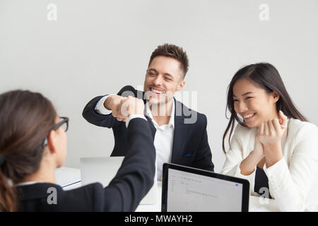 Aufgeregt, multi-ethnischen Kollegen geben Fist bump Feiern goo Stockfoto