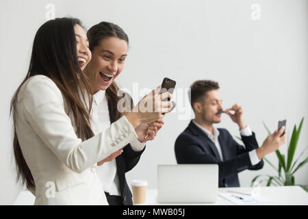 Diverse weiblichen Kollegen lachen Spaß mit Smartphone Stockfoto