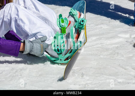 Weibliche snowboarder trägt Snowboardausrüstung Stockfoto