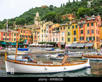 Portofino, Ligurien, Italien - ca. Juni 2010: Panorama der malerischen Hafen und luxuriöse Yachten von Portofino, im berühmten Ferienort und italienischen Fischerdorf, Provinz Genua, Italien. Stockfoto