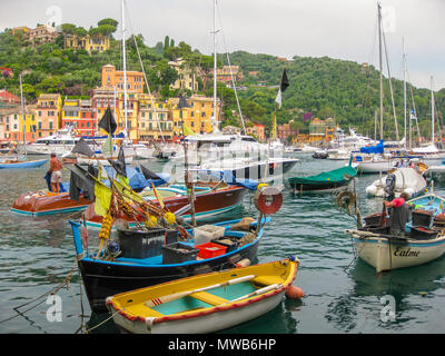 Portofino, Ligurien, Italien - ca. Juni 2010: Panorama der malerischen Hafen und luxuriöse Yachten von Portofino, im berühmten Ferienort und italienischen Fischerdorf, Provinzen Genua, Italien. Stockfoto