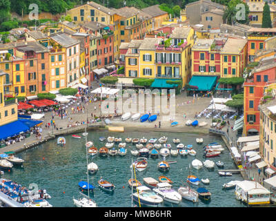 Portofino, Ligurien, Italien - ca. Juni 2010: Luftaufnahme von Portofino, einem bekannten Ferienort mit einem malerischen Hafen, Luxusyachten und Berühmtheit. Italienisches Fischerdorf. Stockfoto