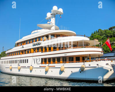 Portofino, Ligurien, Italien - ca. Juni 2010: Eine große, luxuriöse Yachten im Hafen von Portofino, berühmte Italienische tourist resort für Prominente und Wohlhabende Leute. Stockfoto