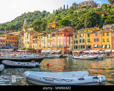 Portofino, Ligurien, Italien - ca. Juni 2010: Panorama der malerischen Hafen und luxuriöse Yachten von Portofino, im berühmten Ferienort und italienischen Fischerdorf, Provinzen Genua, Italien. Stockfoto