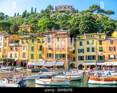 Portofino, Ligurien, Italien - ca. Juni 2010: Panorama der malerischen Hafen und luxuriöse Yachten von Portofino, im berühmten Ferienort und italienischen Fischerdorf, Provinzen Genua, Italien. Stockfoto